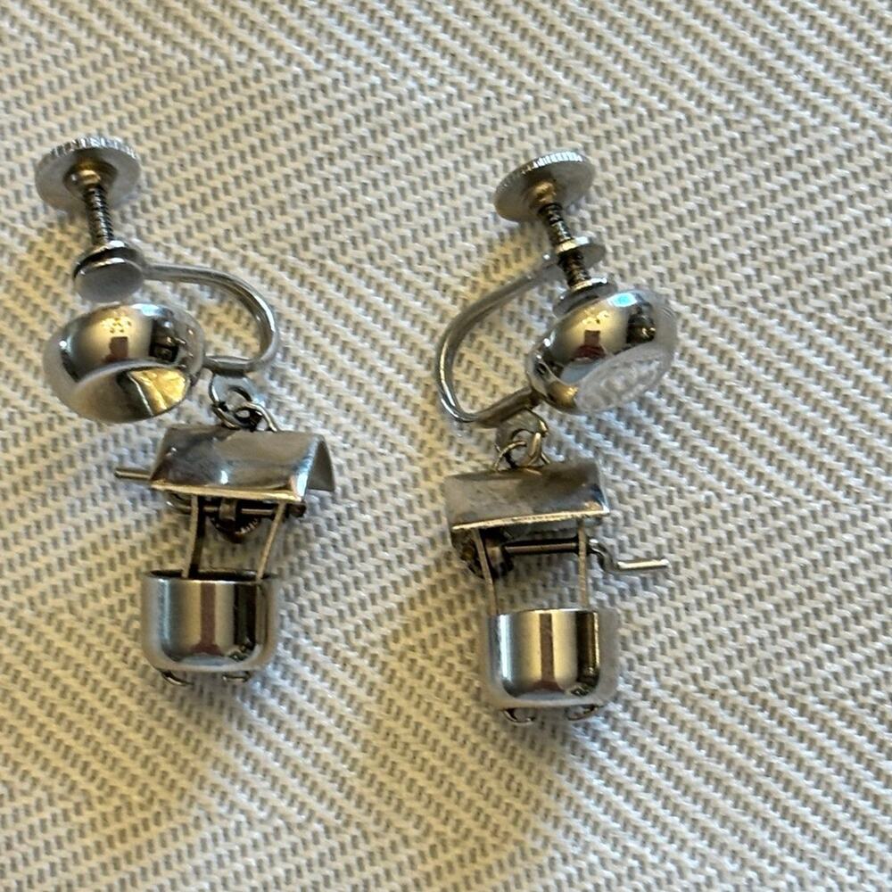Vintage Coro signed “Well” drop screw earrings in silver tone. Great for Summer!